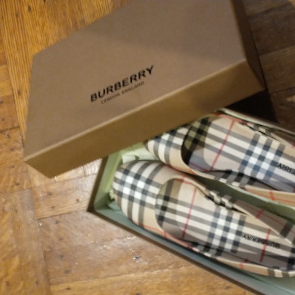 Authentic BURBERRY FLAT SHOES - Picture 10 of 10